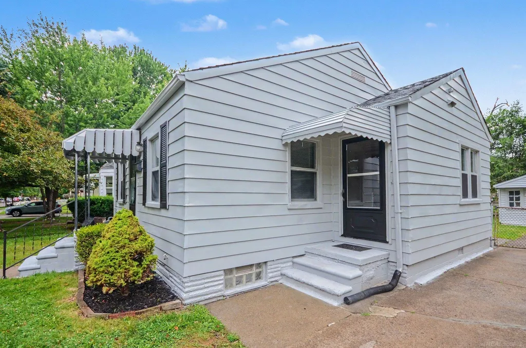 19315 Kingsville Street Harper Woods City MI 48225