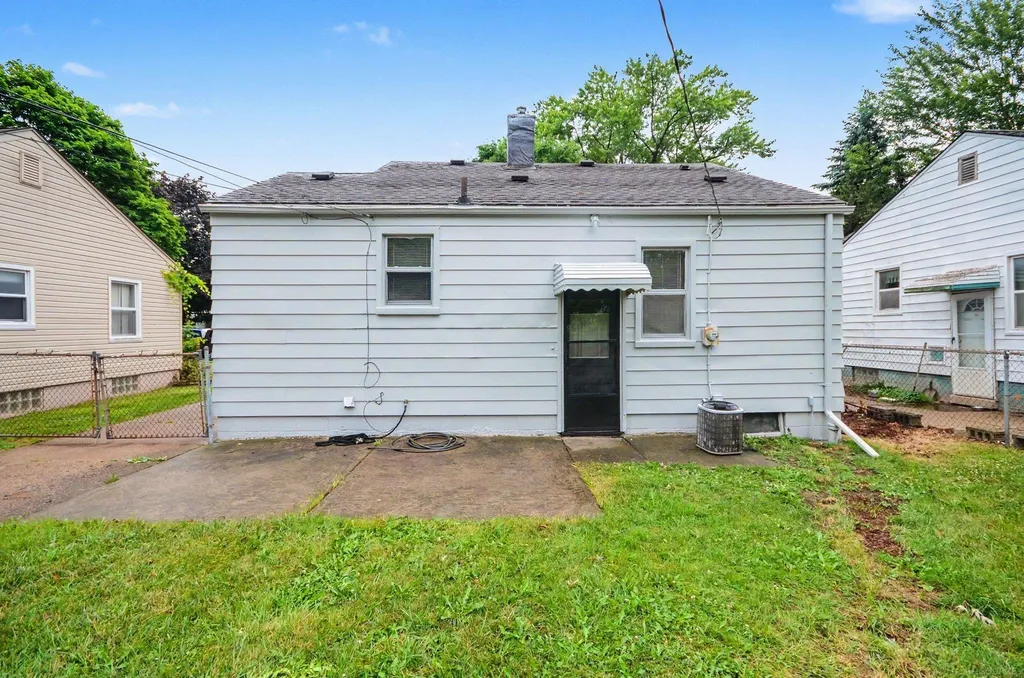 19315 Kingsville Street Harper Woods City MI 48225