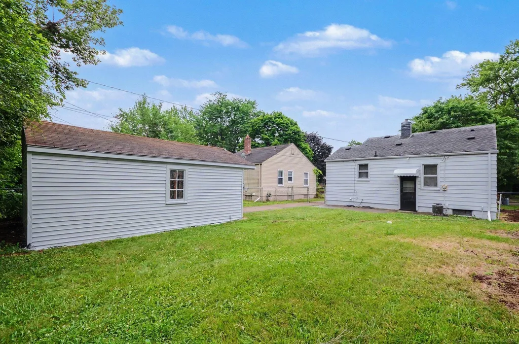 19315 Kingsville Street Harper Woods City MI 48225