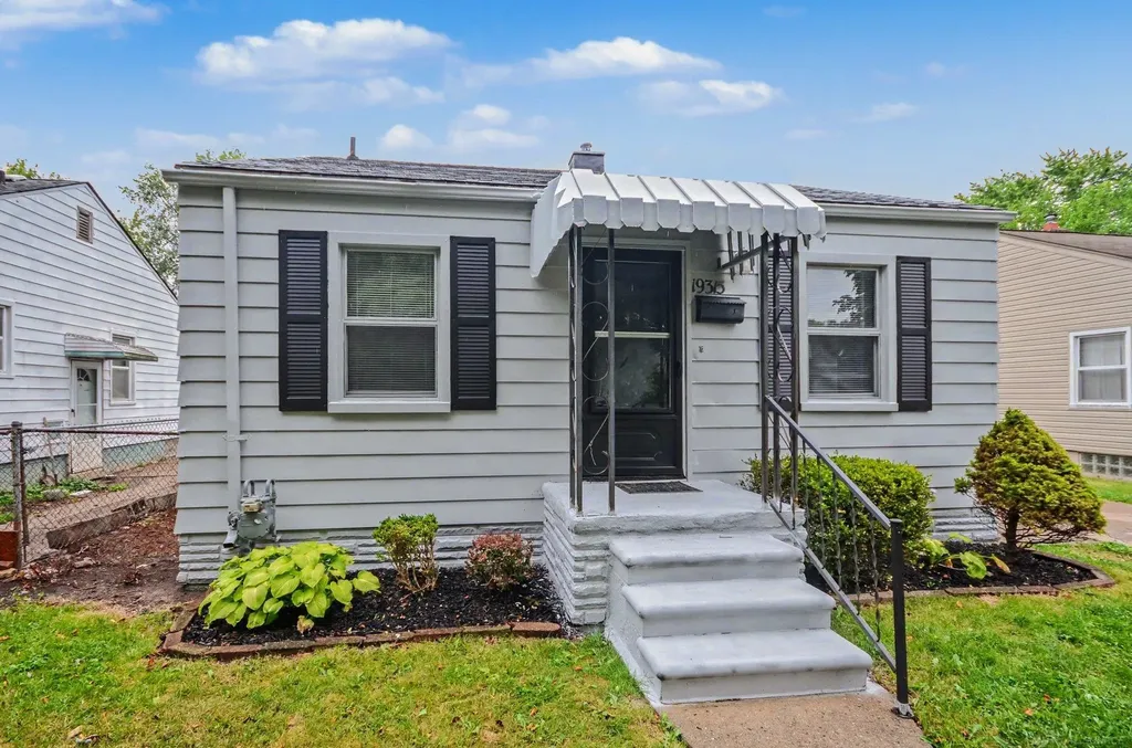 19315 Kingsville Street Harper Woods City MI 48225