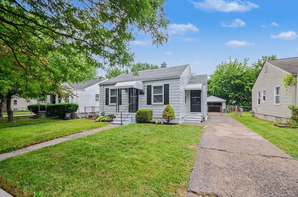 19315 Kingsville Street Harper Woods City MI 48225