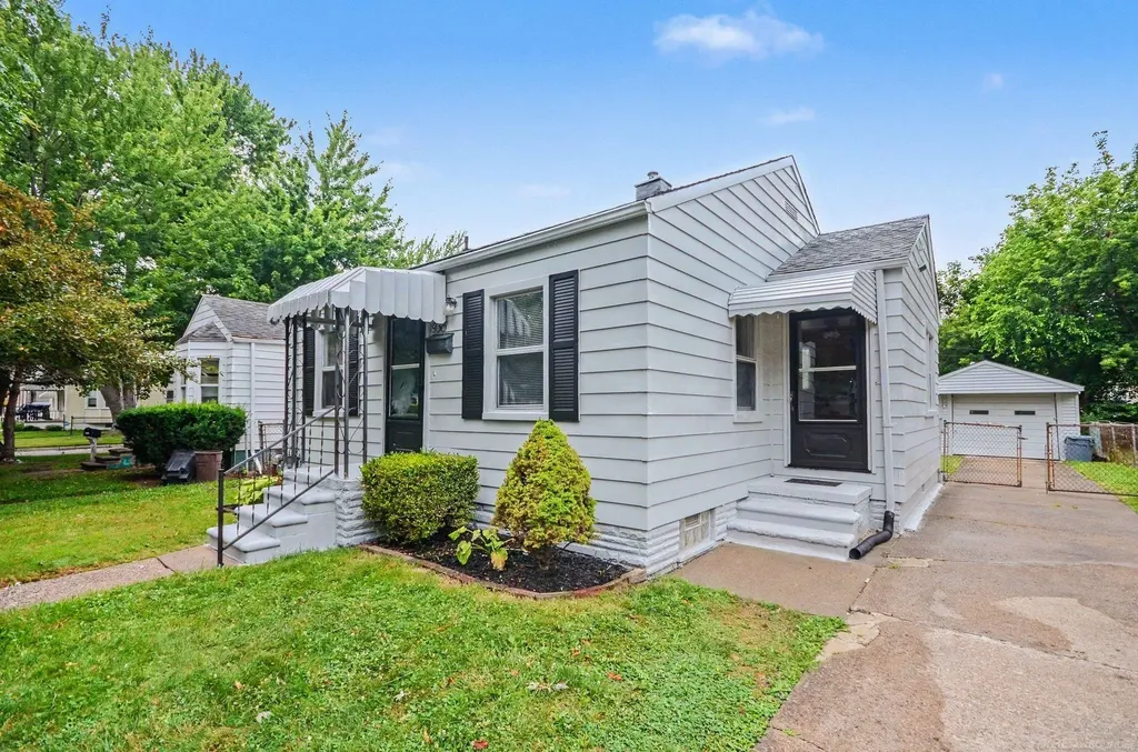 19315 Kingsville Street Harper Woods City MI 48225