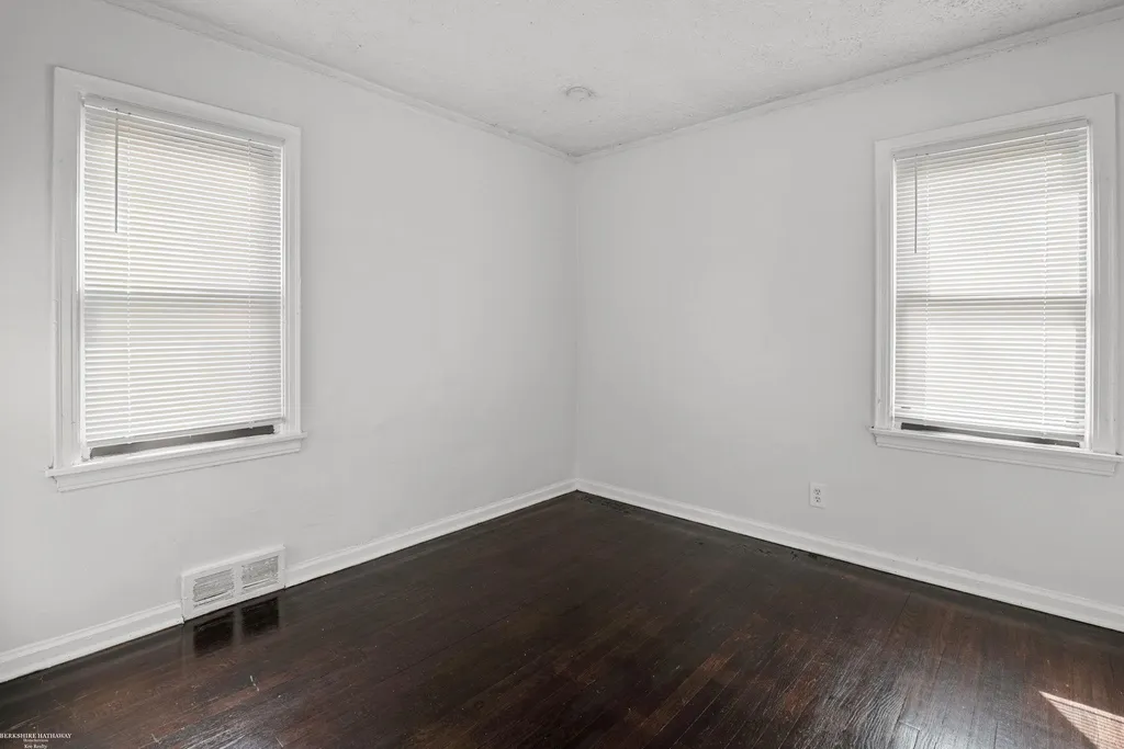 17583 Huntington Road Detroit City MI 48219
