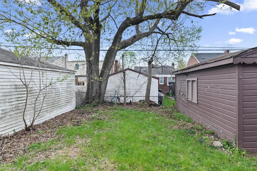 17583 Huntington Road Detroit City MI 48219