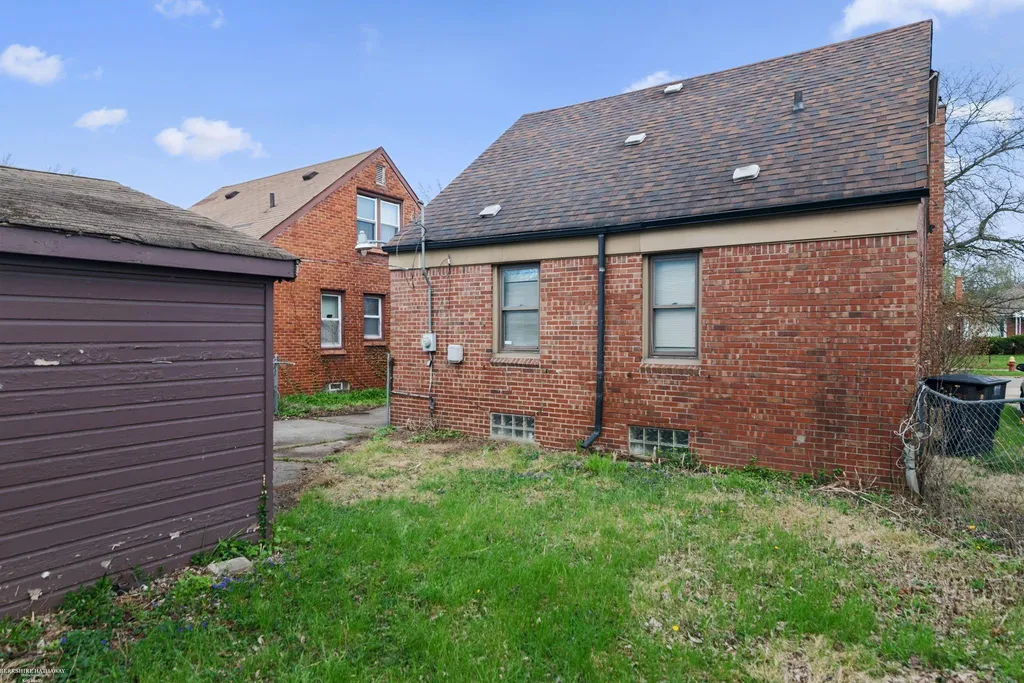 17583 Huntington Road Detroit City MI 48219