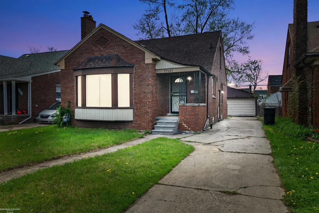 17583 Huntington Road Detroit City MI 48219