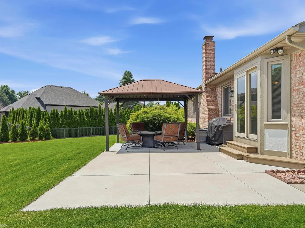 15066 Orleans Drive Shelby Charter Township MI 48315