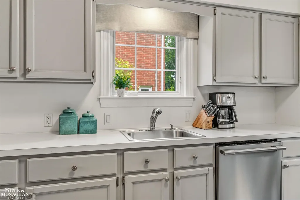 280 Kerby Road Grosse Pointe Farms City MI 48236