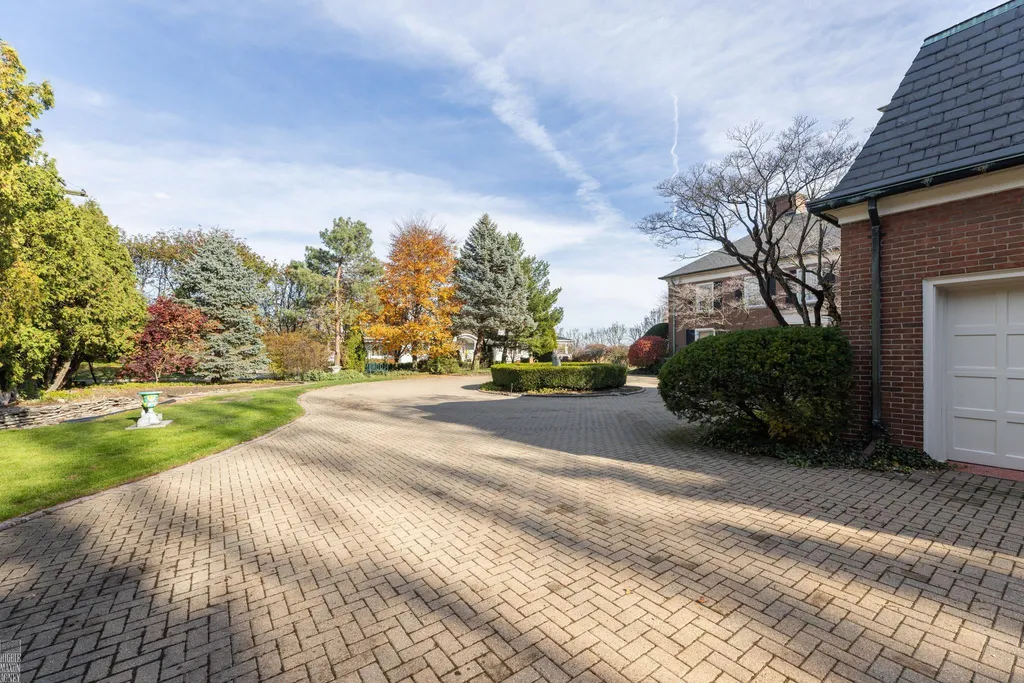 105 Lake Shore Road Grosse Pointe Farms City MI 48236