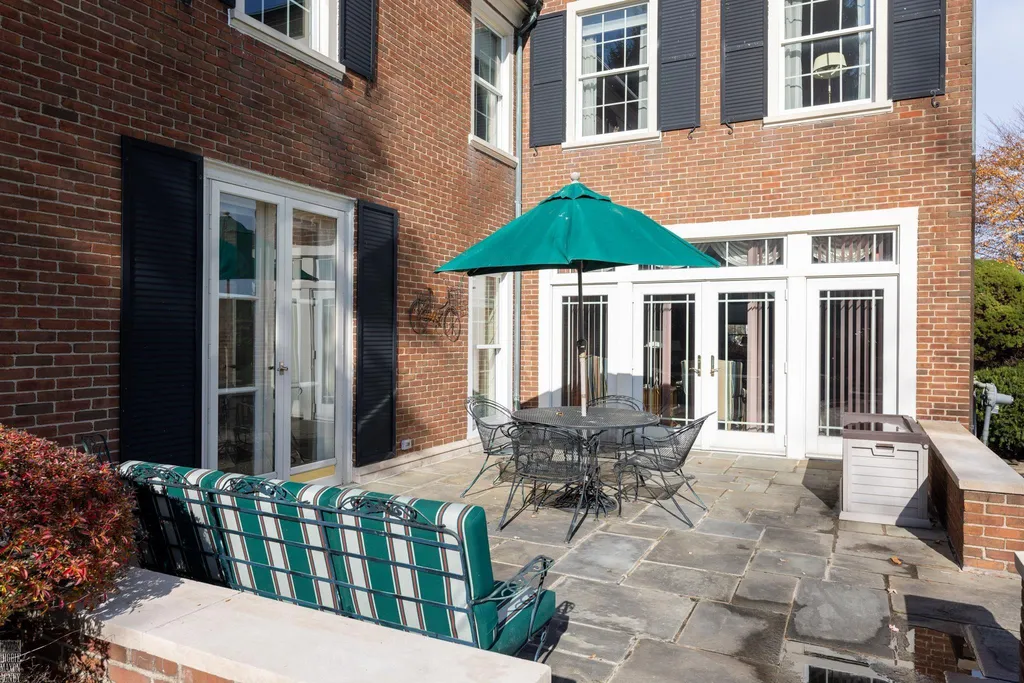 105 Lake Shore Road Grosse Pointe Farms City MI 48236