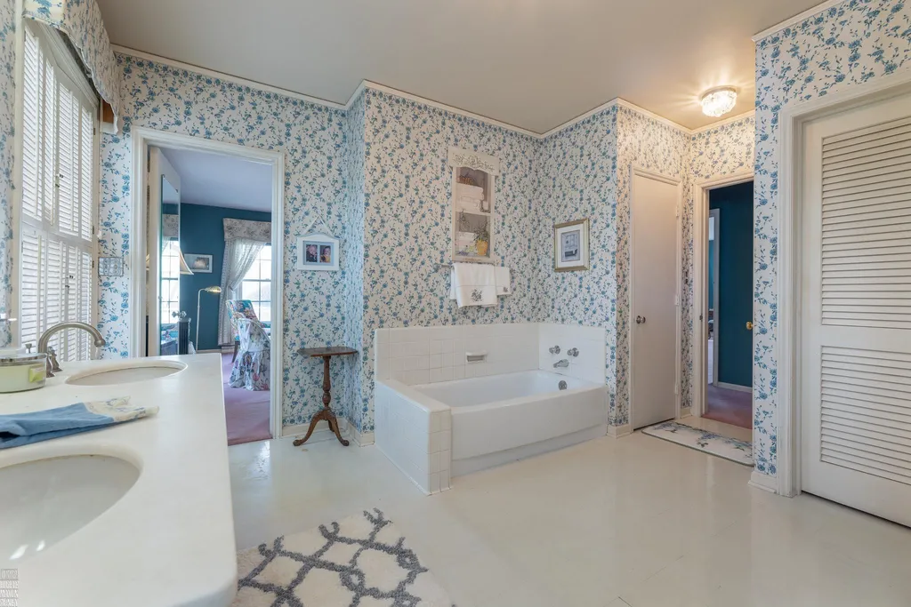 105 Lake Shore Road Grosse Pointe Farms City MI 48236