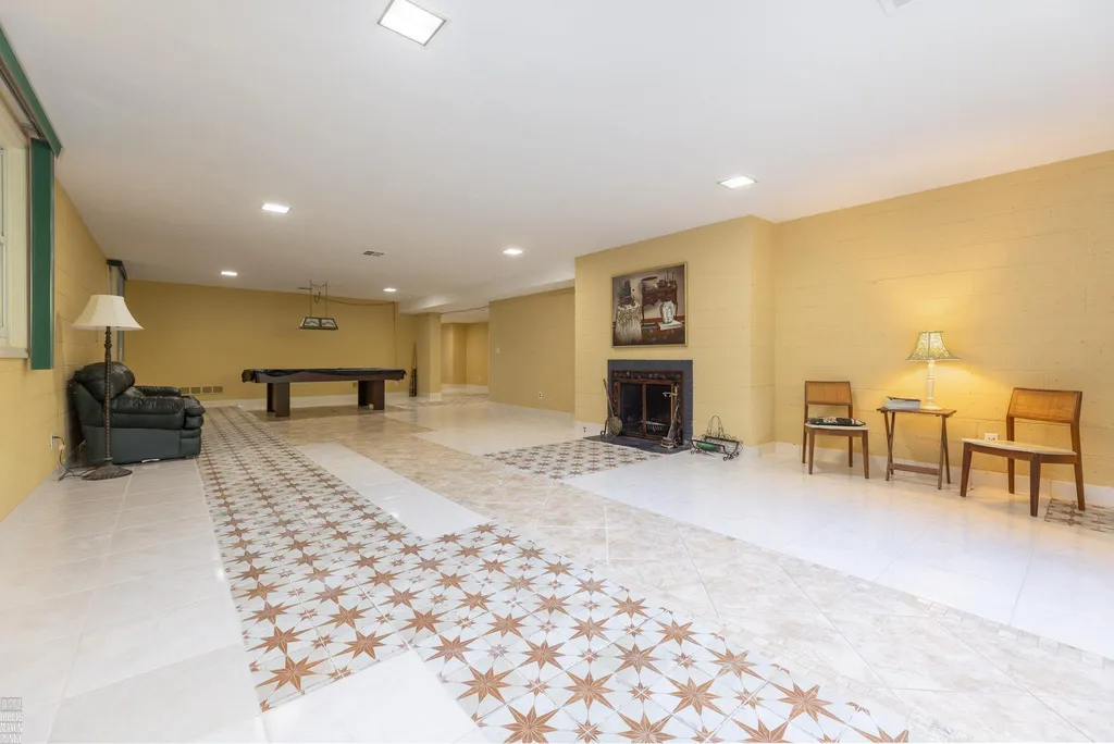 105 Lake Shore Road Grosse Pointe Farms City MI 48236