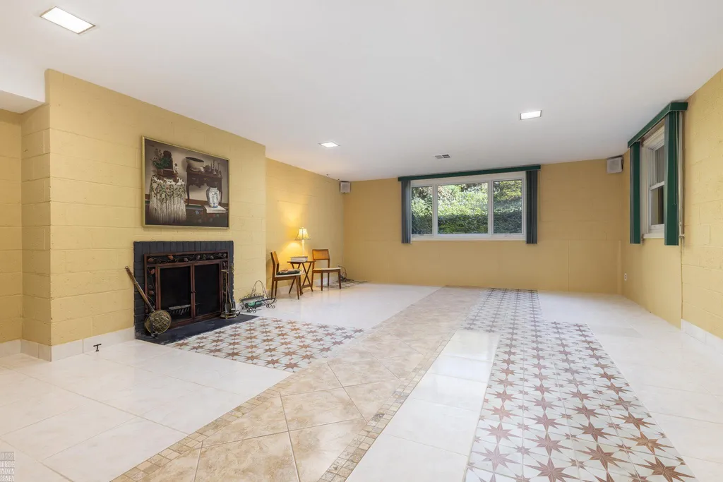 105 Lake Shore Road Grosse Pointe Farms City MI 48236