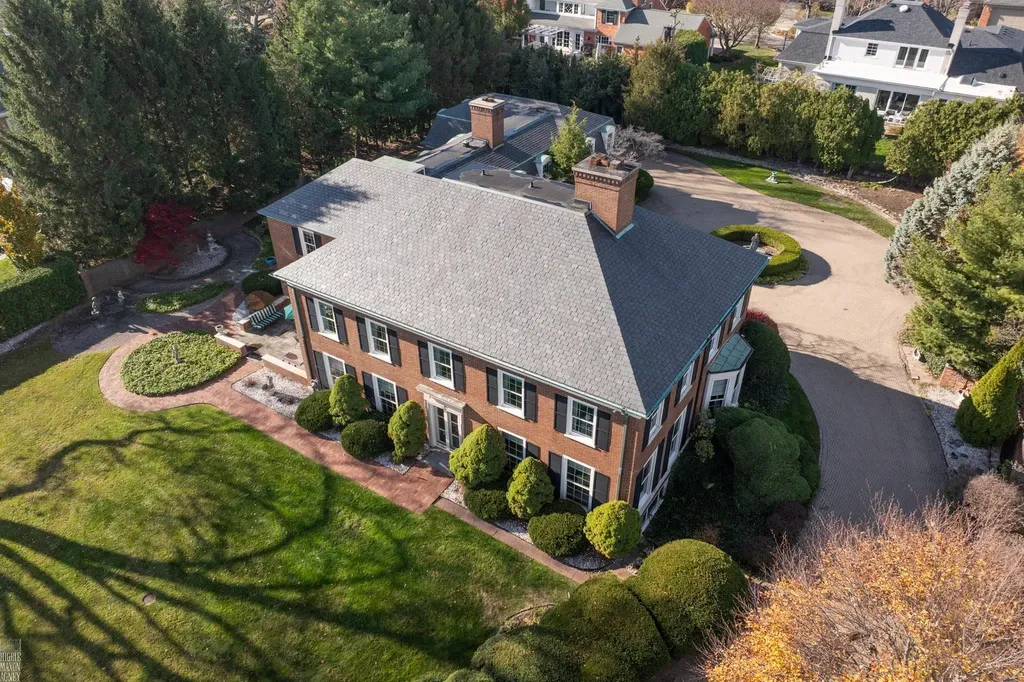105 Lake Shore Road Grosse Pointe Farms City MI 48236