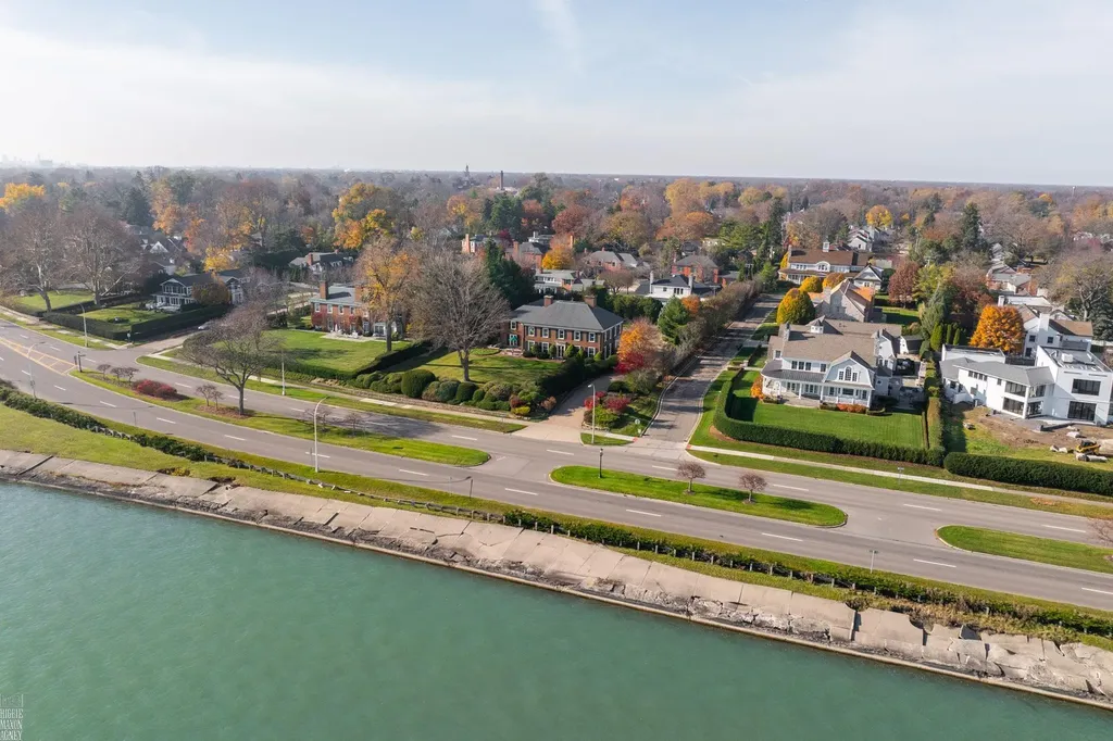 105 Lake Shore Road Grosse Pointe Farms City MI 48236