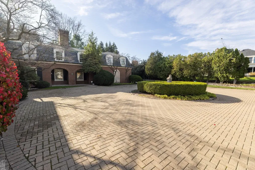 105 Lake Shore Road Grosse Pointe Farms City MI 48236