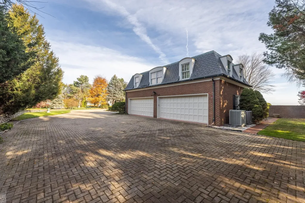 105 Lake Shore Road Grosse Pointe Farms City MI 48236