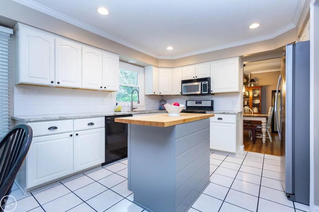 52203 Belle Arbor Drive Shelby Charter Township MI 48316