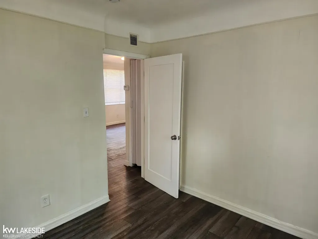 8158 Westminster Avenue Warren City MI 48089