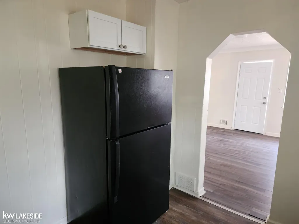 8158 Westminster Avenue Warren City MI 48089