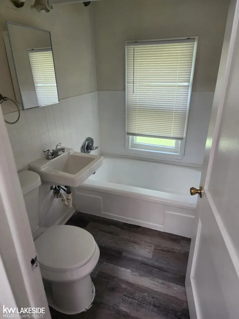 8158 Westminster Avenue Warren City MI 48089