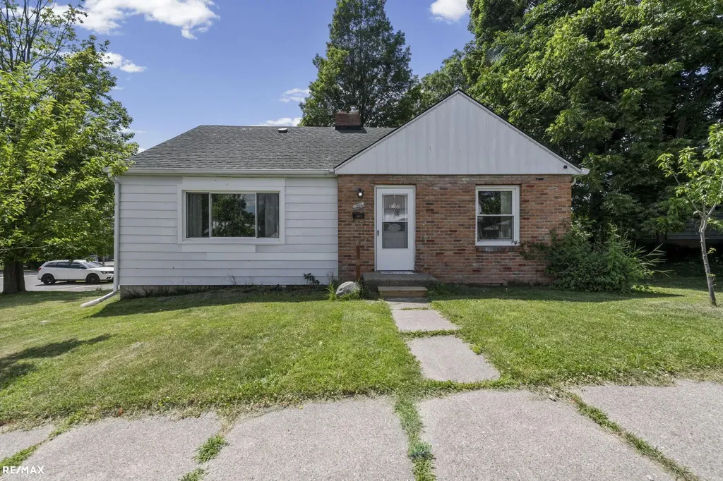301 N East S Street Fenton City MI 48430