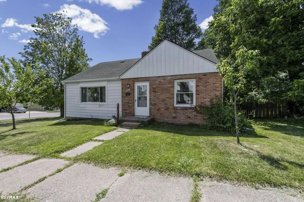 301 N East S Street Fenton City MI 48430
