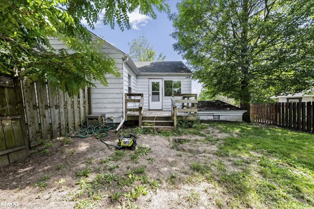 301 N East S Street Fenton City MI 48430