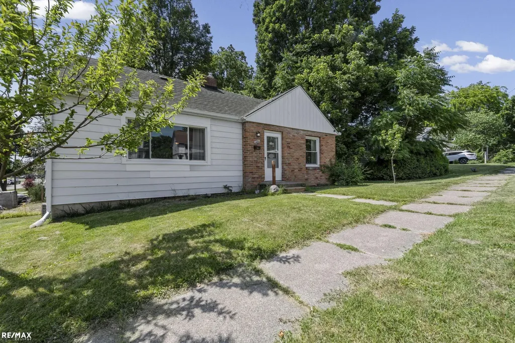 301 N East S Street Fenton City MI 48430