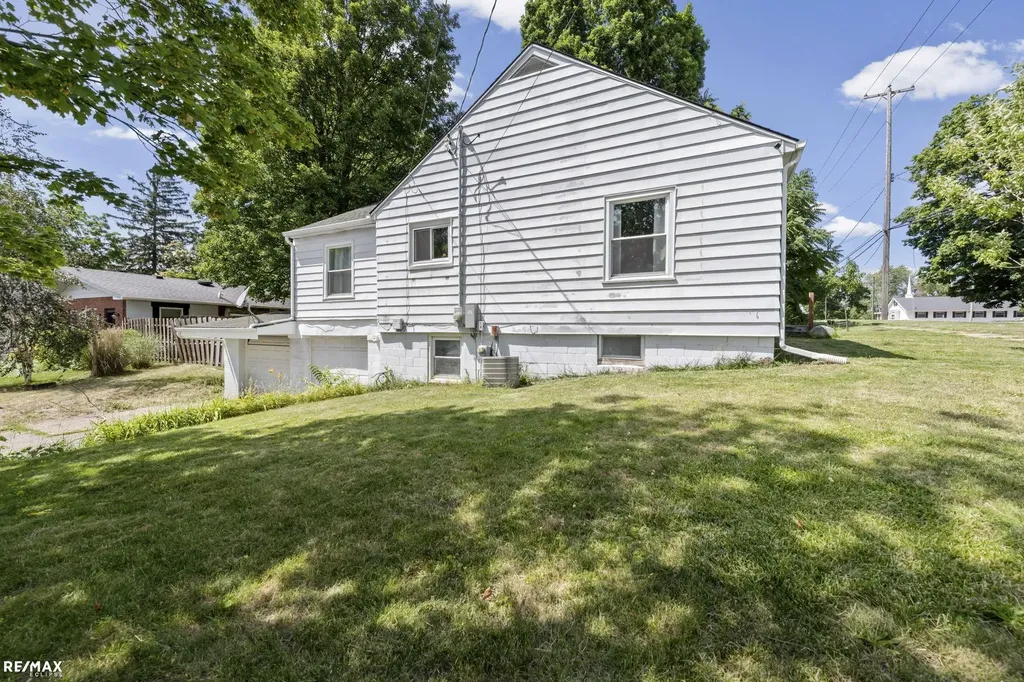301 N East S Street Fenton City MI 48430