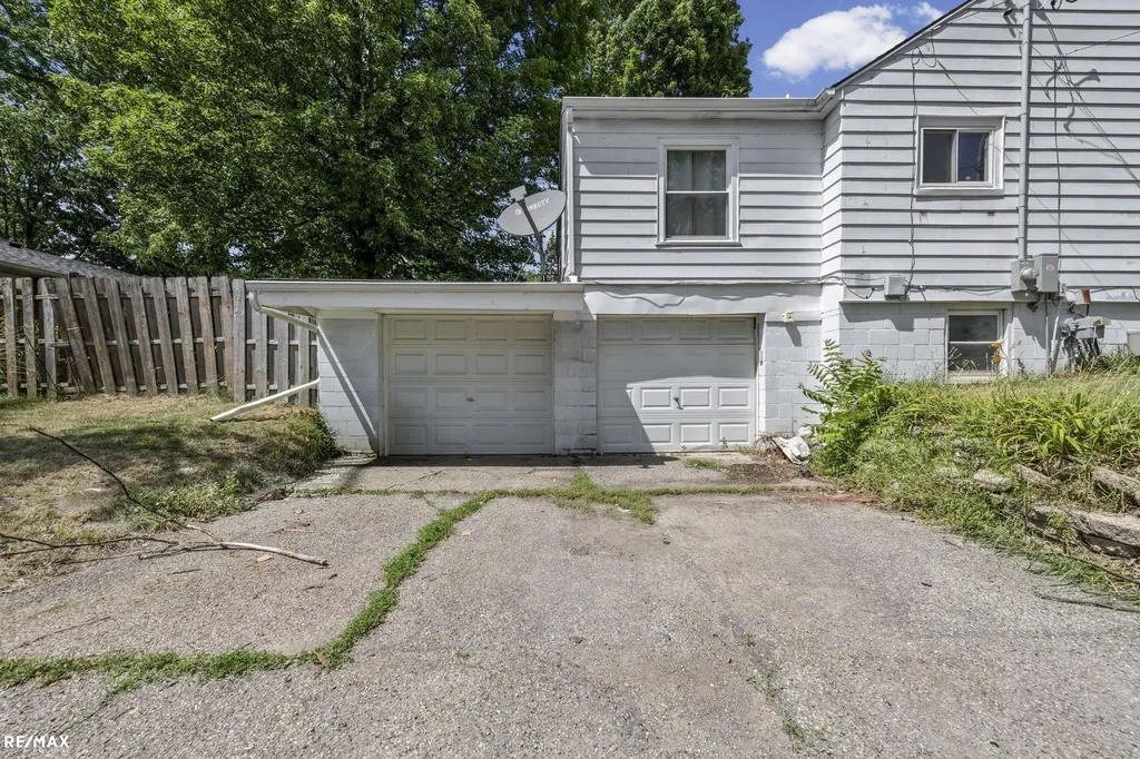 301 N East S Street Fenton City MI 48430