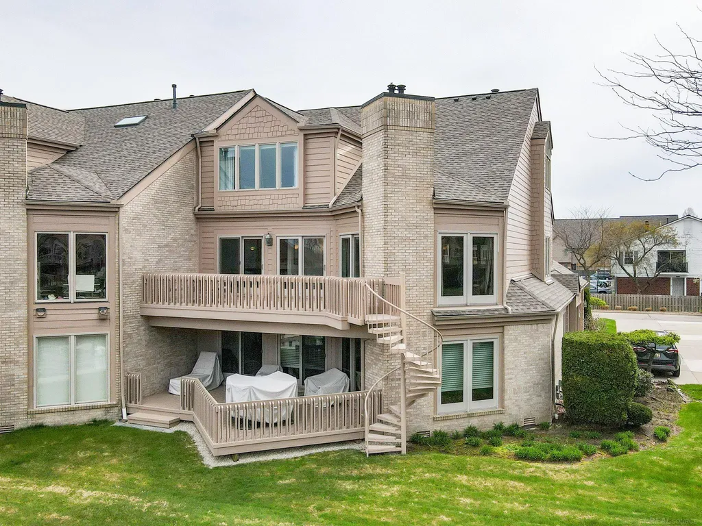 26230 Harbour Pointe Drive Harrison Charter Township MI 48045