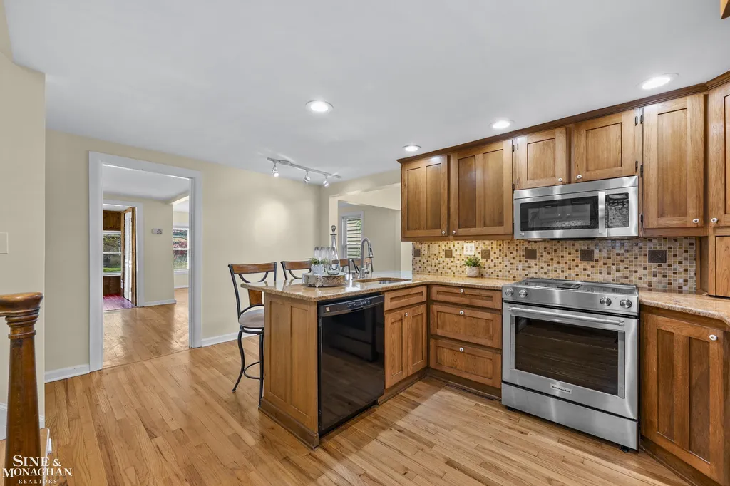 190 Lakeview Avenue Grosse Pointe Farms City MI 48236