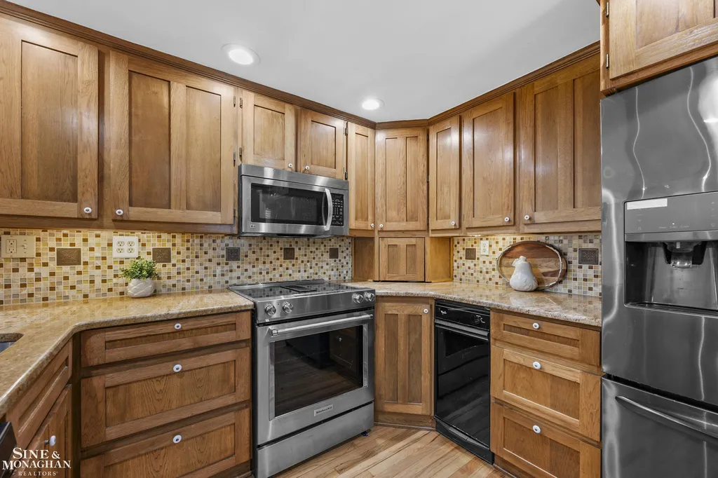 190 Lakeview Avenue Grosse Pointe Farms City MI 48236