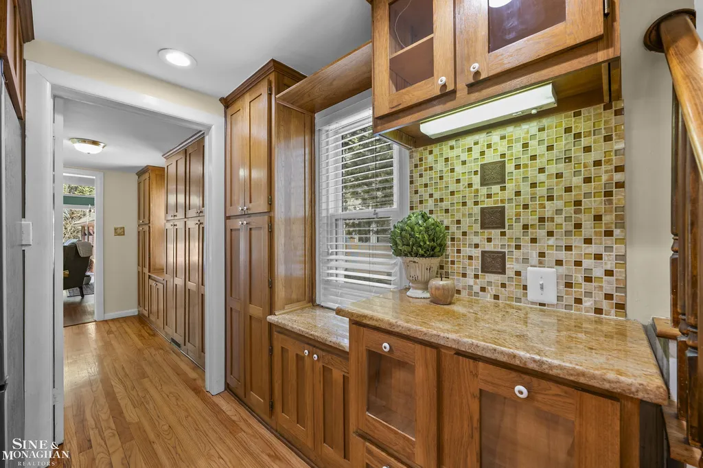 190 Lakeview Avenue Grosse Pointe Farms City MI 48236