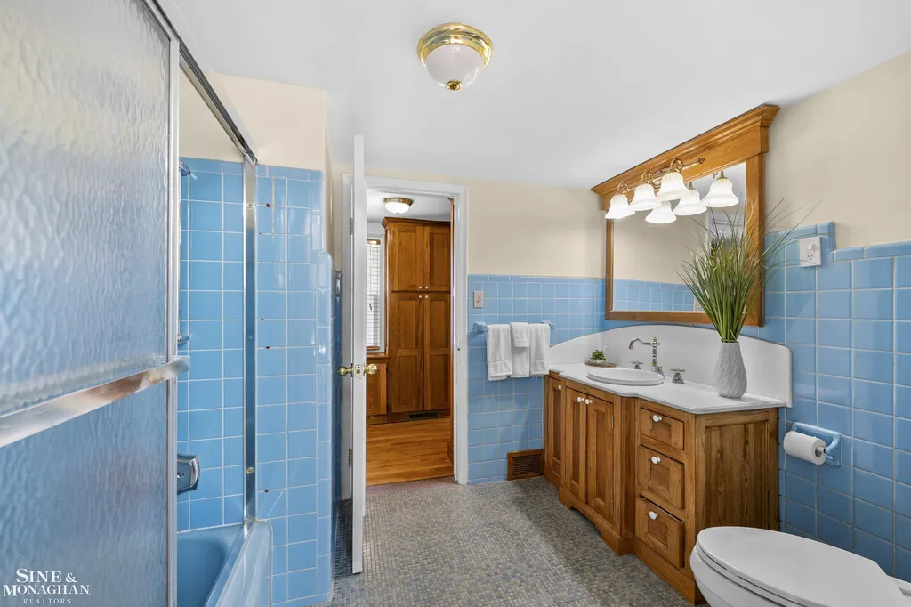 190 Lakeview Avenue Grosse Pointe Farms City MI 48236