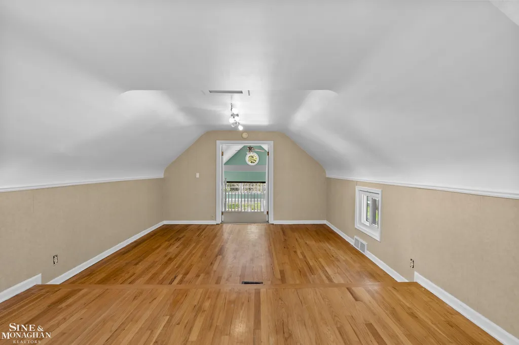 190 Lakeview Avenue Grosse Pointe Farms City MI 48236