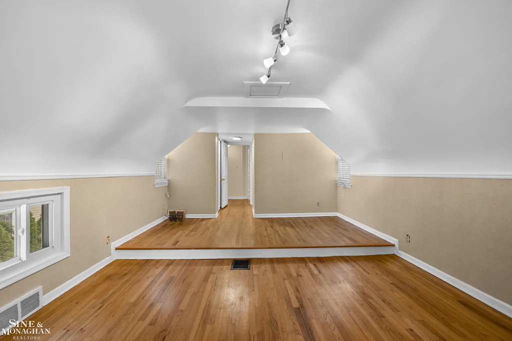 190 Lakeview Avenue Grosse Pointe Farms City MI 48236