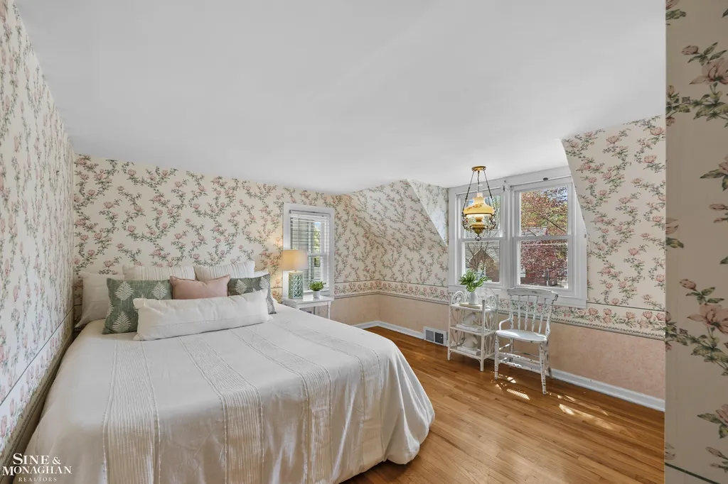 190 Lakeview Avenue Grosse Pointe Farms City MI 48236
