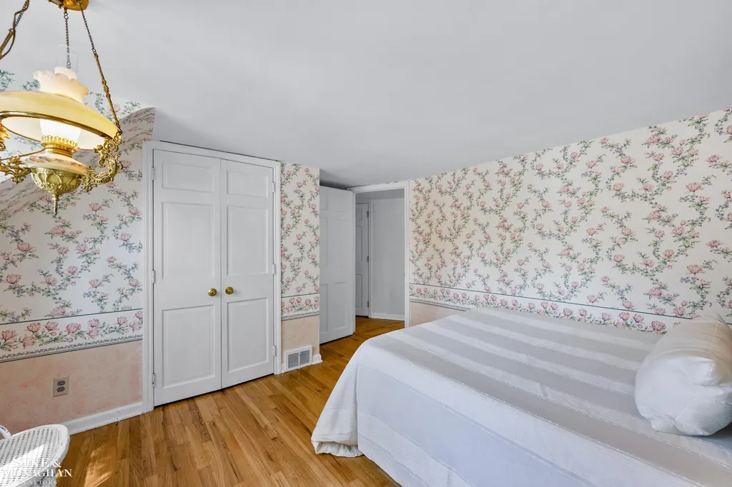 190 Lakeview Avenue Grosse Pointe Farms City MI 48236