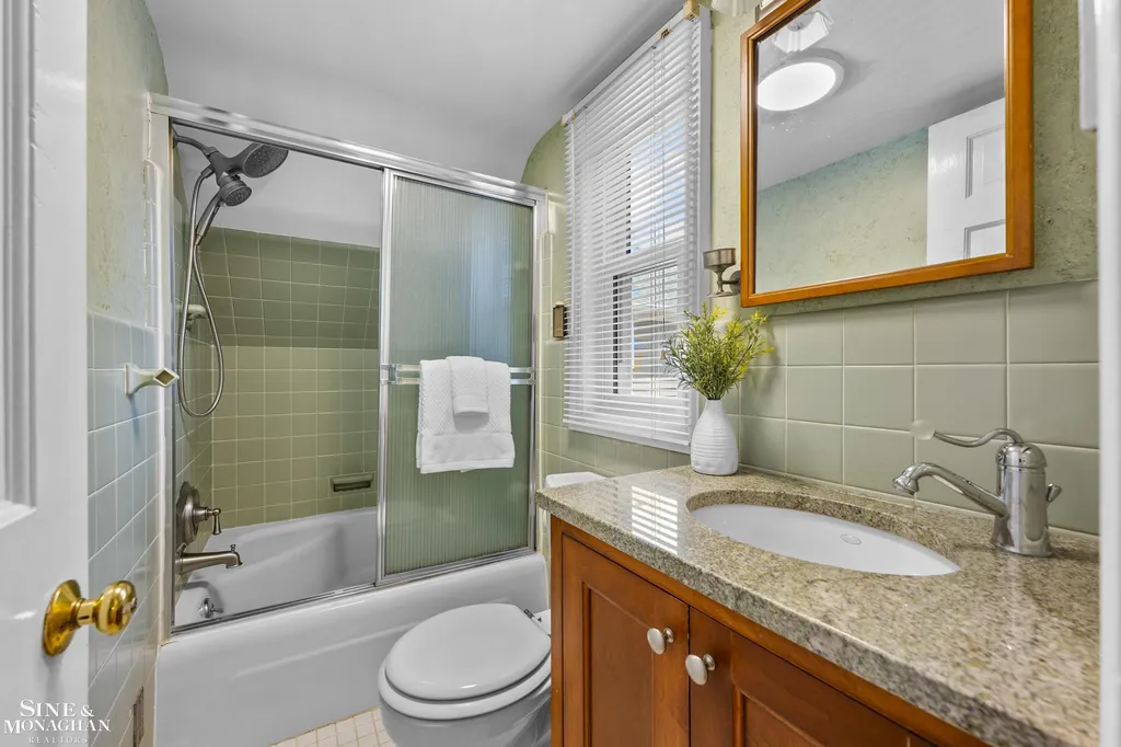 190 Lakeview Avenue Grosse Pointe Farms City MI 48236