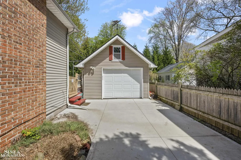 190 Lakeview Avenue Grosse Pointe Farms City MI 48236