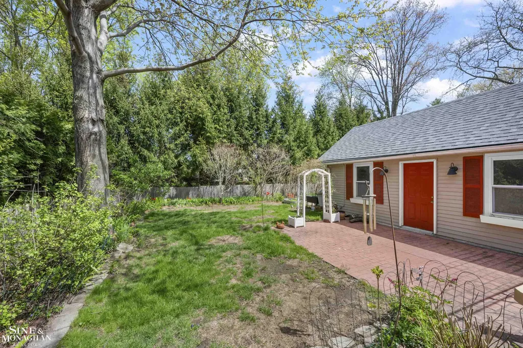 190 Lakeview Avenue Grosse Pointe Farms City MI 48236