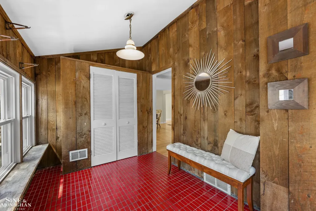 190 Lakeview Avenue Grosse Pointe Farms City MI 48236