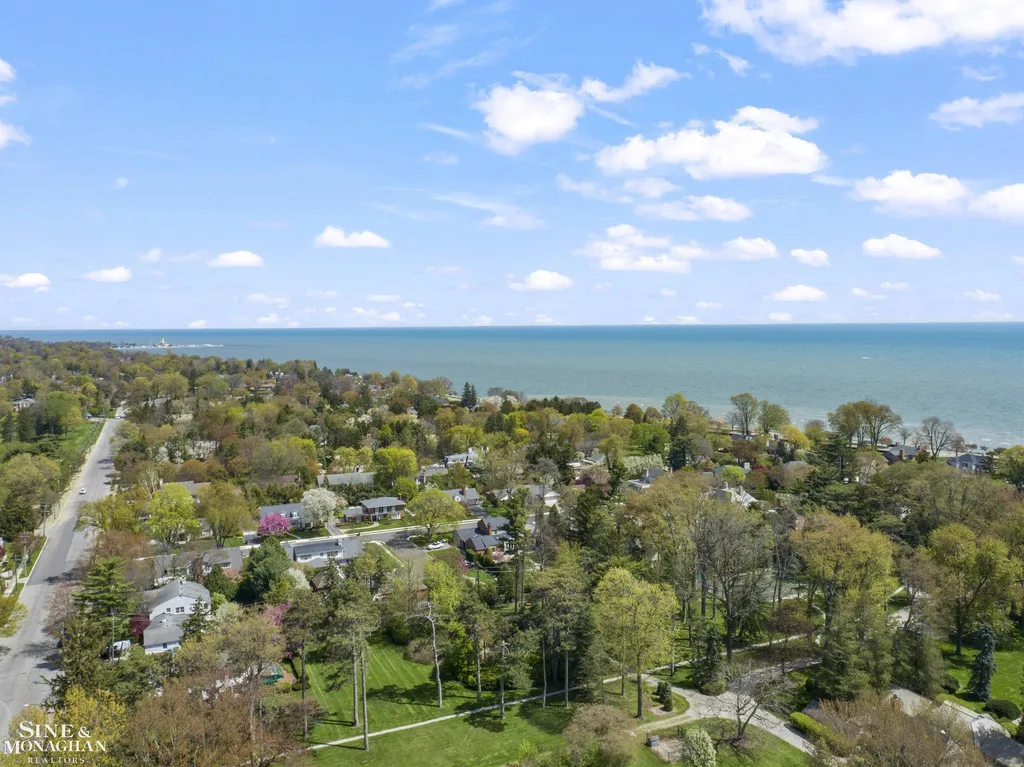 190 Lakeview Avenue Grosse Pointe Farms City MI 48236