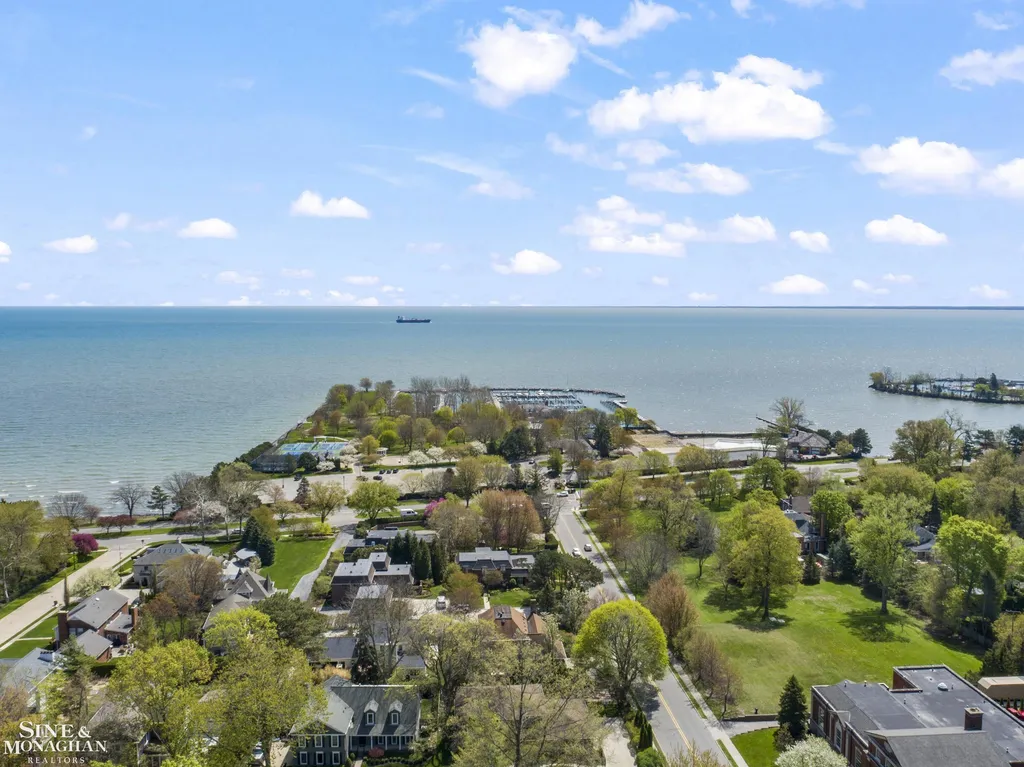 190 Lakeview Avenue Grosse Pointe Farms City MI 48236