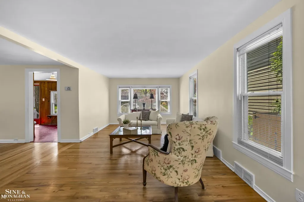 190 Lakeview Avenue Grosse Pointe Farms City MI 48236
