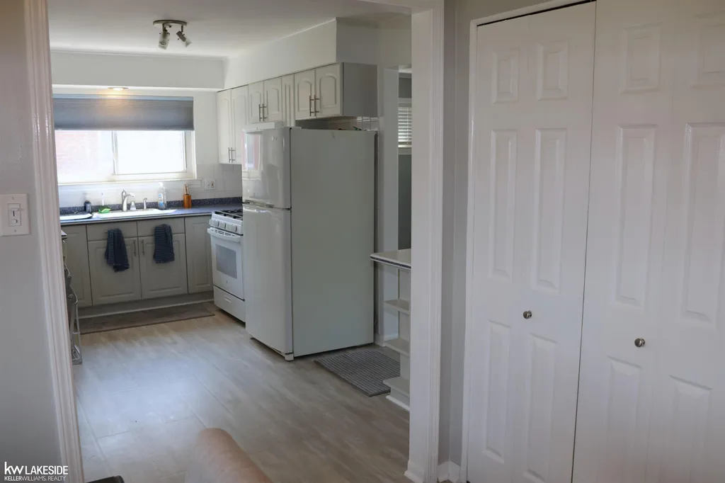 11457 Hanford Drive Warren City MI 48093