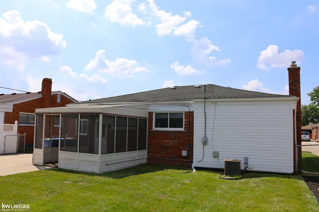 11457 Hanford Drive Warren City MI 48093