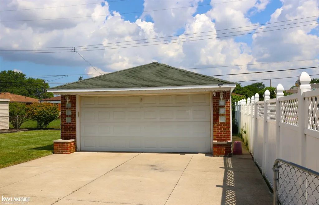 11457 Hanford Drive Warren City MI 48093